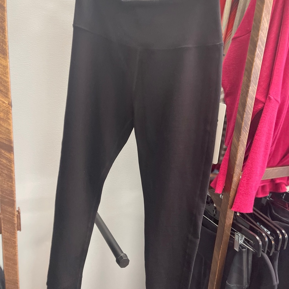ALO Yoga Black Airbrush Capri Leggings